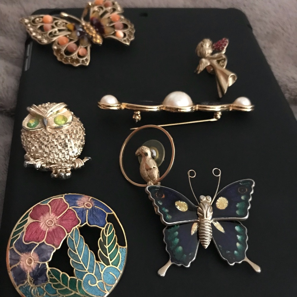 Collection of lapel/scarf pins vintage